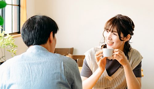 カフェでお見合いをする男女